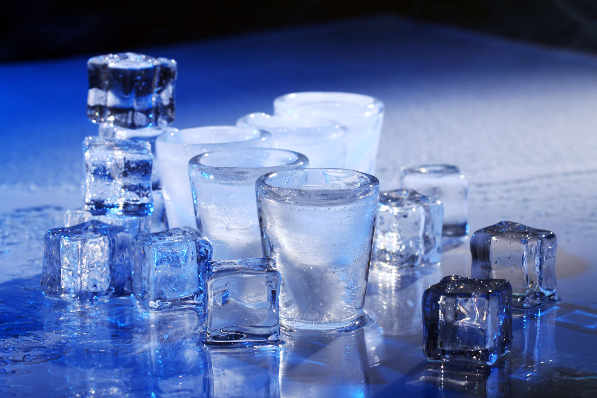 frozen-glasses-with-cold-alochol-drink